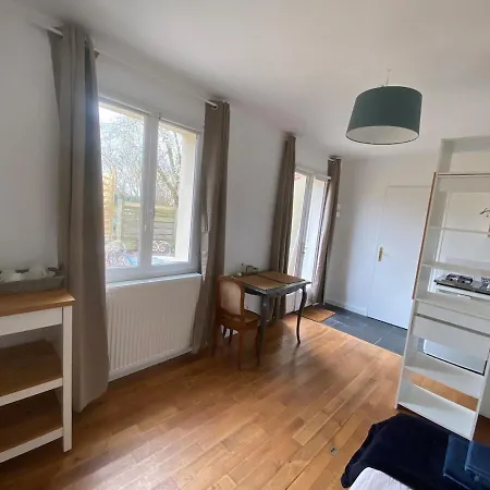 Ideally Located Next To Castle Park Saint-Cyr-l'Ecole