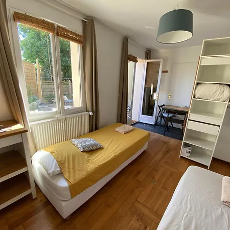 Ideally Located Next To Castle Park *